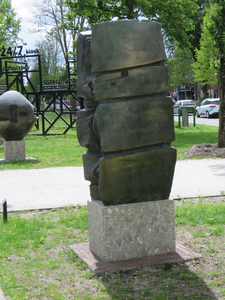 844053 Afbeelding van het bronzen beeldhouwwerk 'De Reis' van Paul Kingma uit 1971, in het onlangs geopende beeldenpark ...